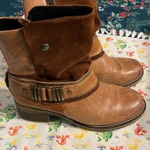 Chic Tan Leather Heeled Boots with Buckle